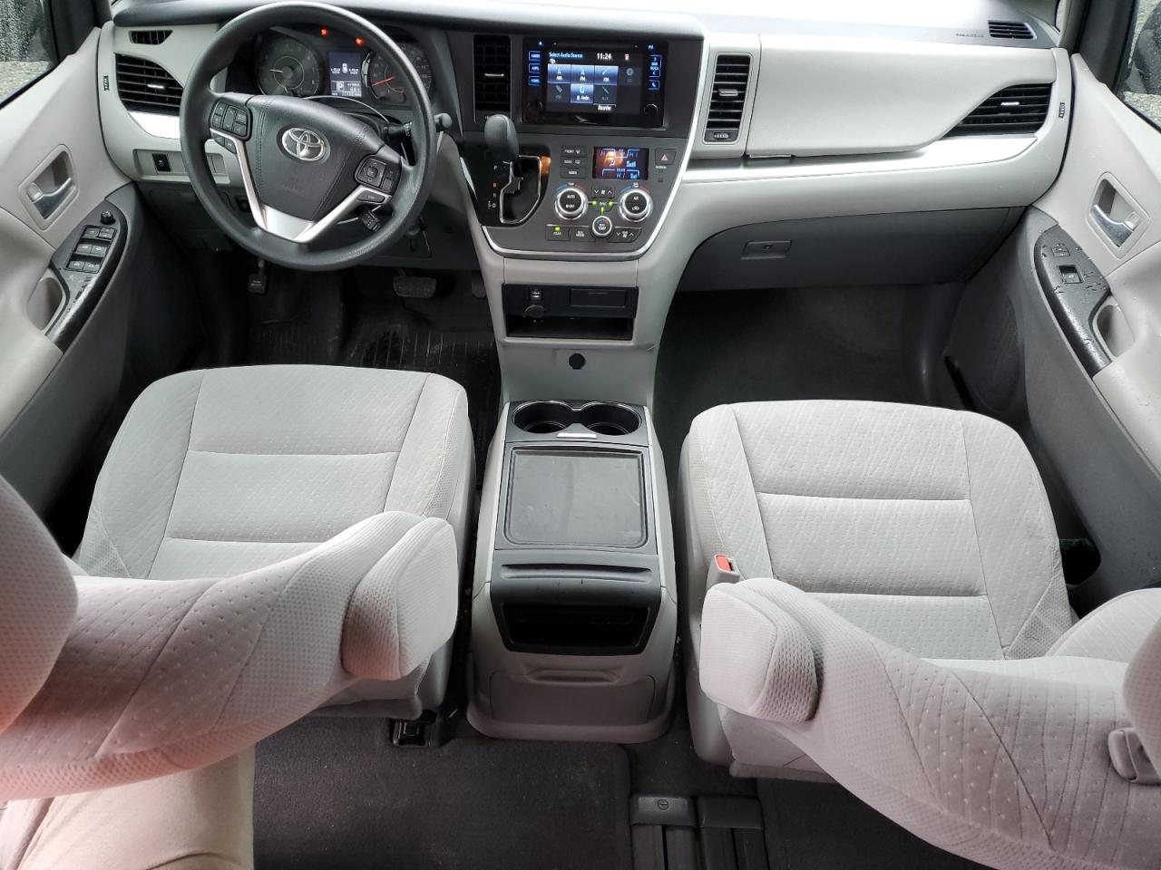 2017 Toyota Sienna - Image 8