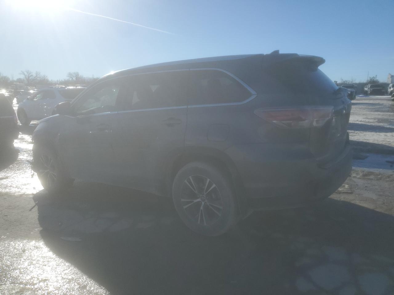 2016 Toyota Highlander - Image 2