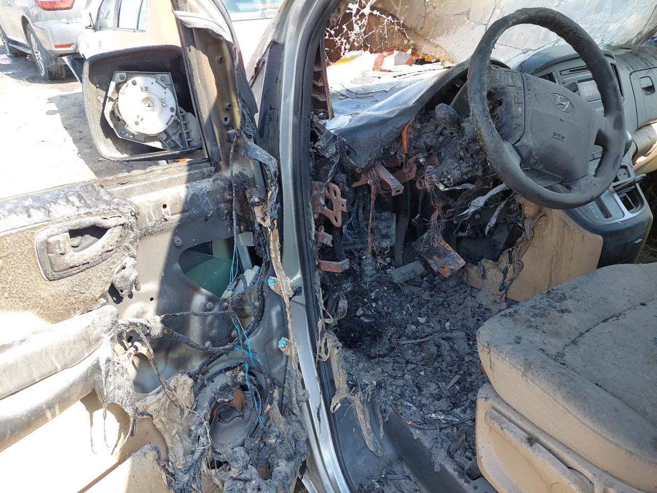 KMJWA37ROKU001152 - 2019 Hyundai H1 - #42463305