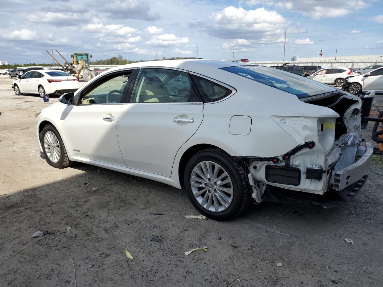 2014 Toyota Avalon - Image 2