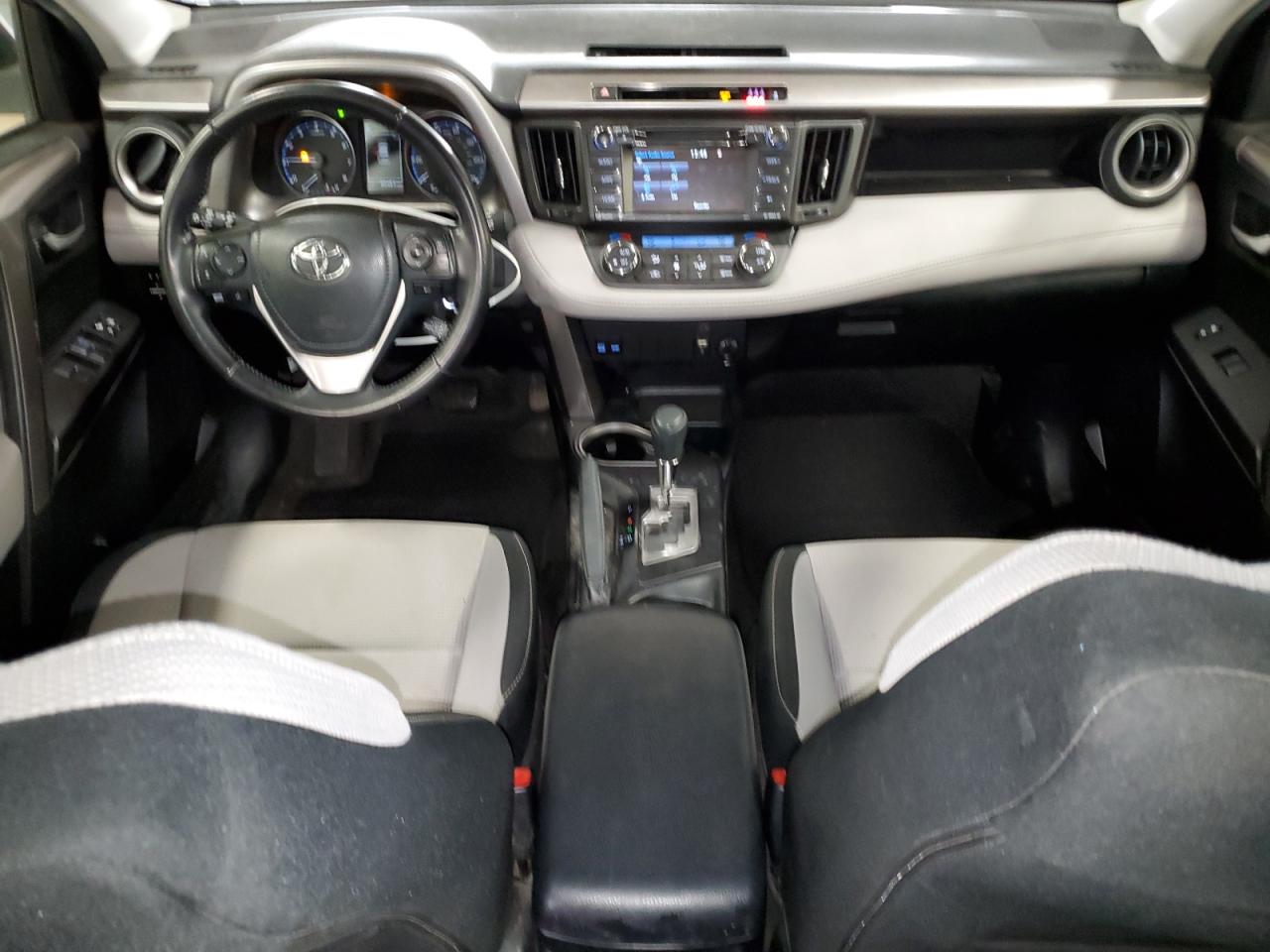 2017 Toyota RAV 4 - Image 8