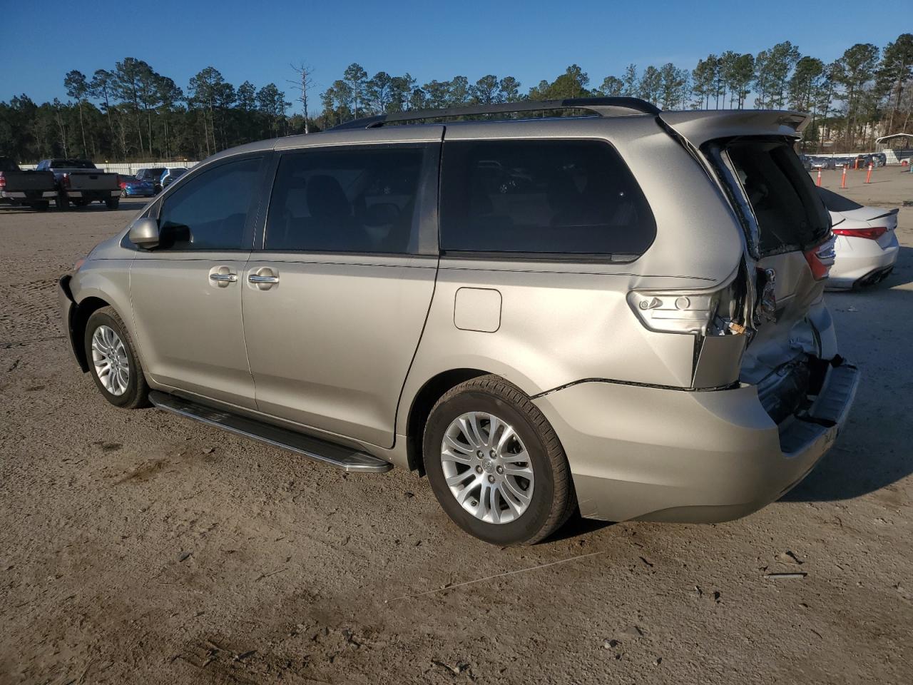 2017 Toyota Sienna - Image 2
