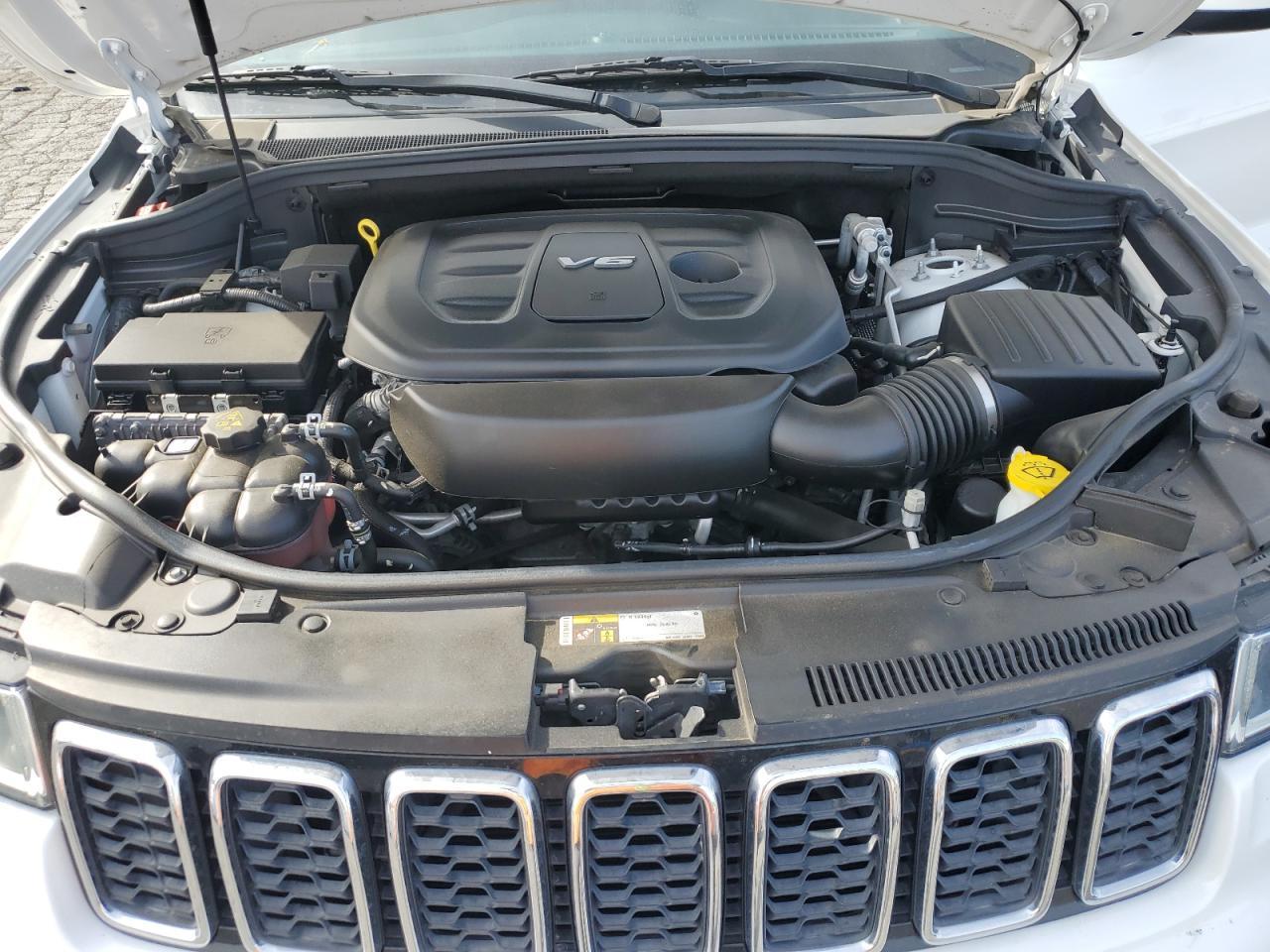 2018 Jeep Grand Cherokee - Image 12