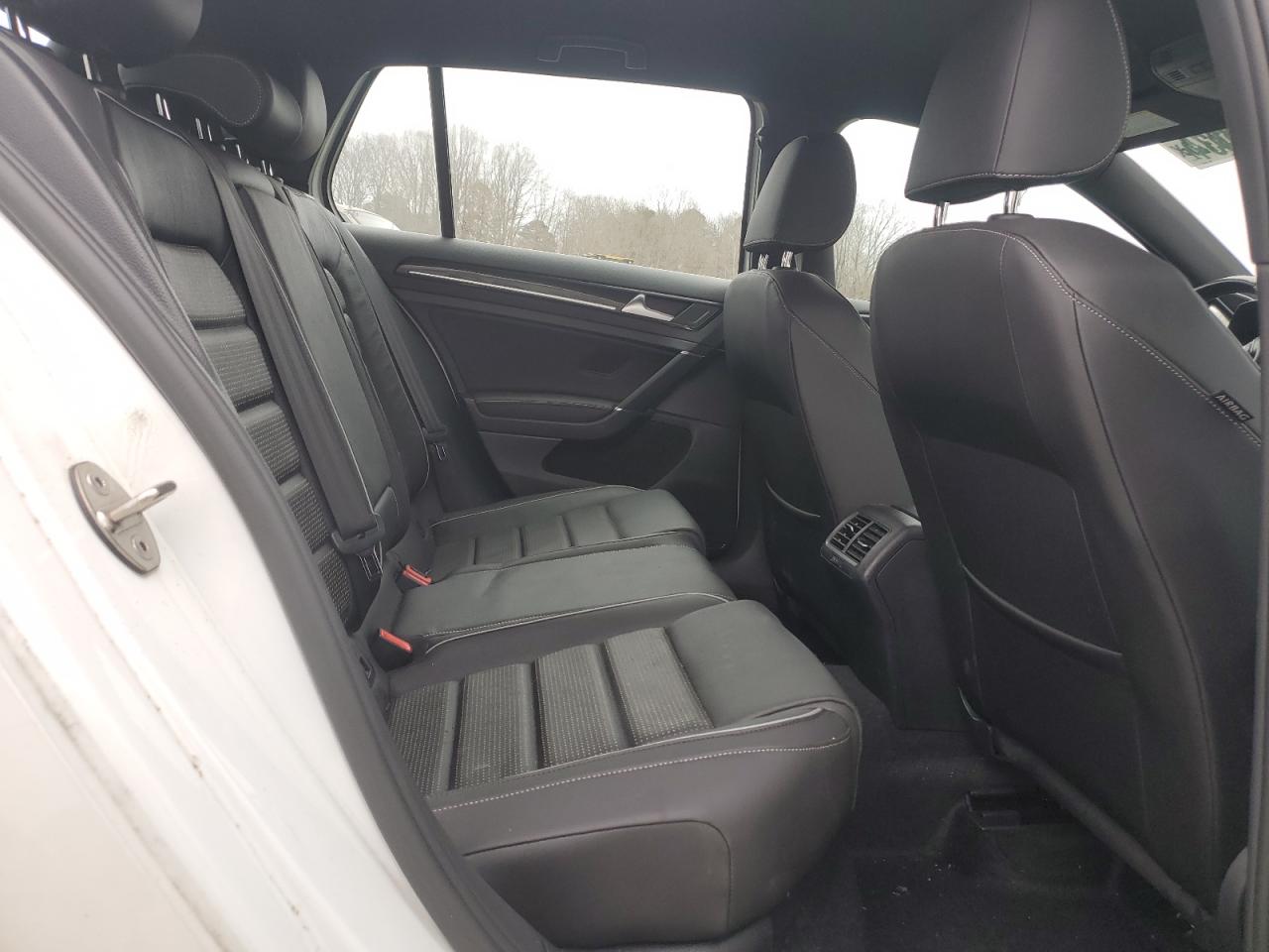 2019 Volkswagen Golf - Image 10