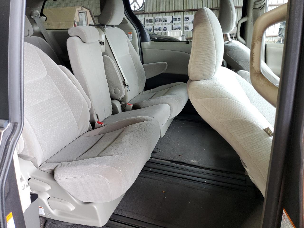 2015 Toyota Sienna - Image 11