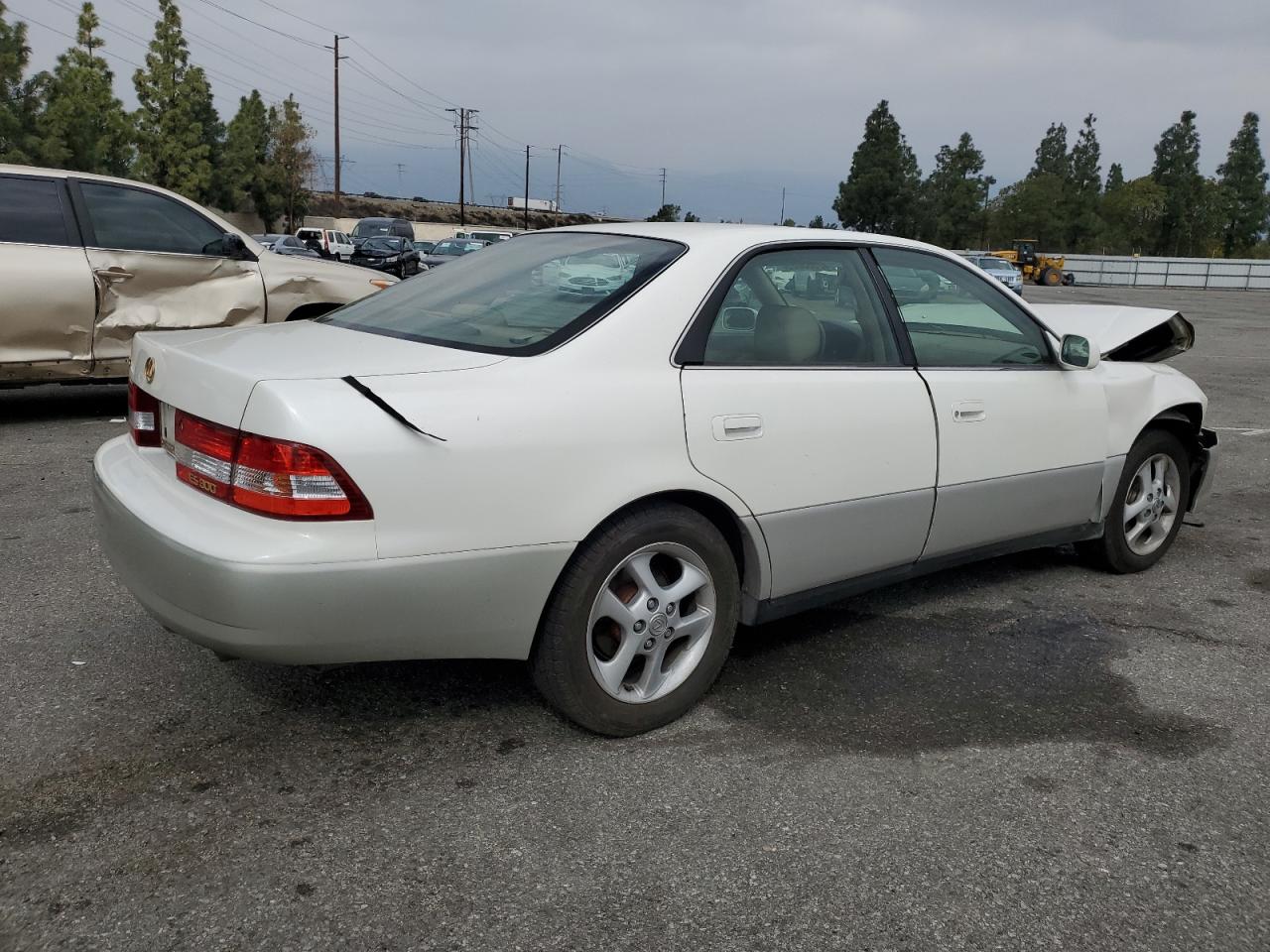 2000 Lexus ES - Image 3