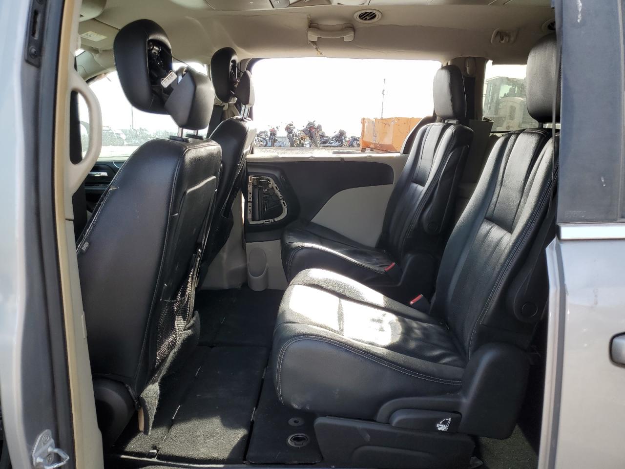 2014 Chrysler Town & Country - Image 11