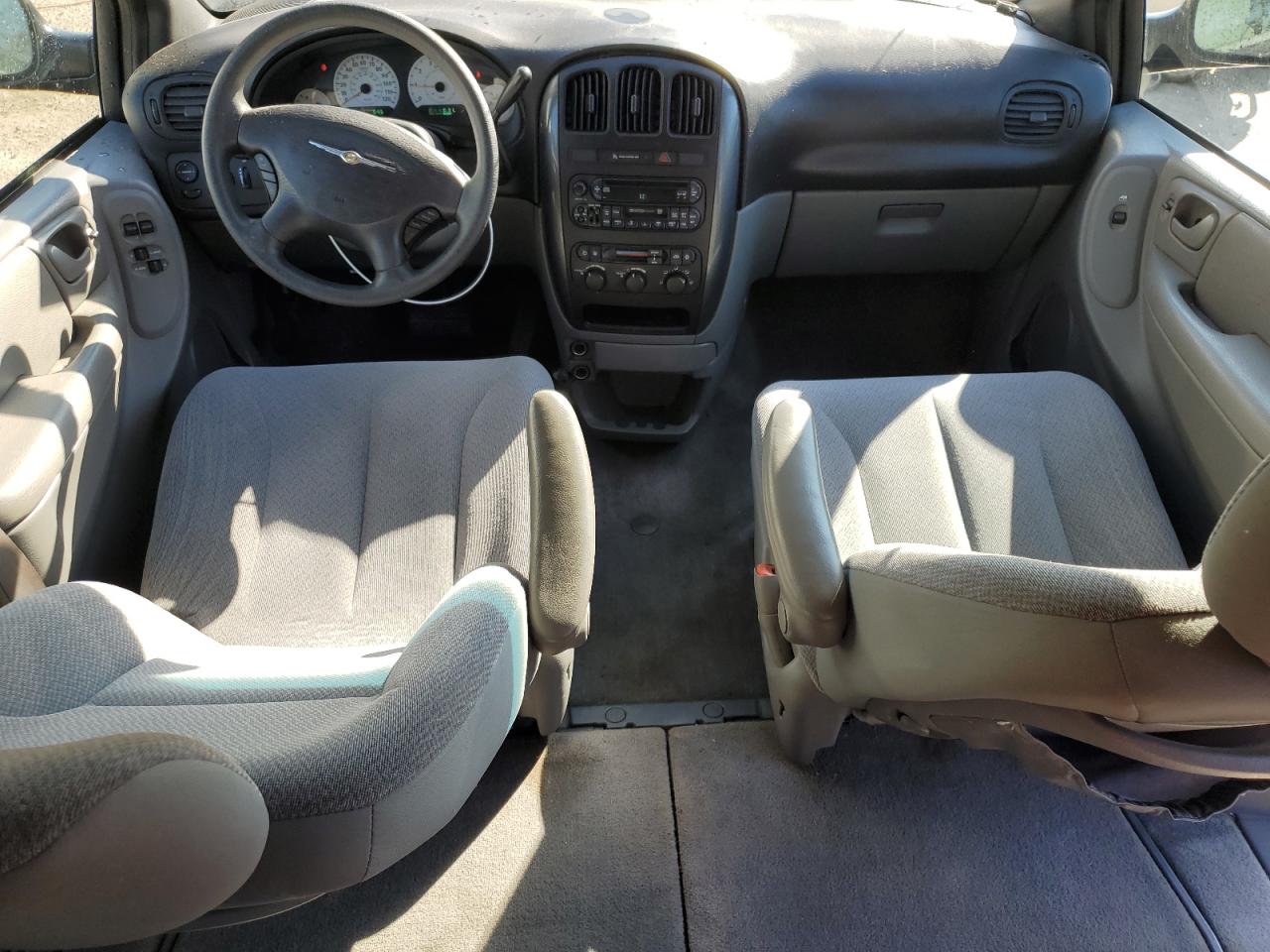 2005 Chrysler Town & Country - Image 8