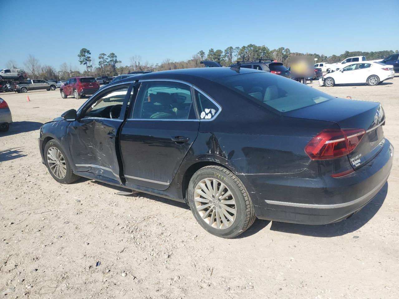 2017 Volkswagen Passat - Image 2
