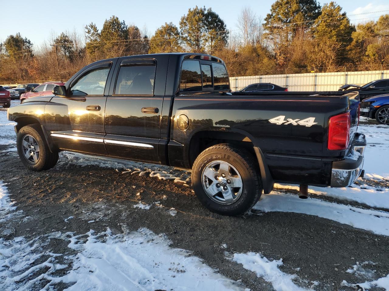 2005 Dodge Dakota - Image 2