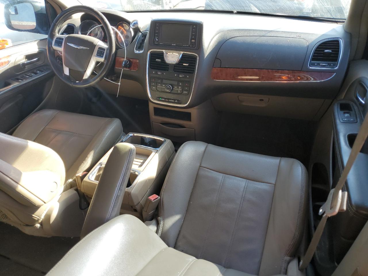 2014 Chrysler Town & Country - Image 8