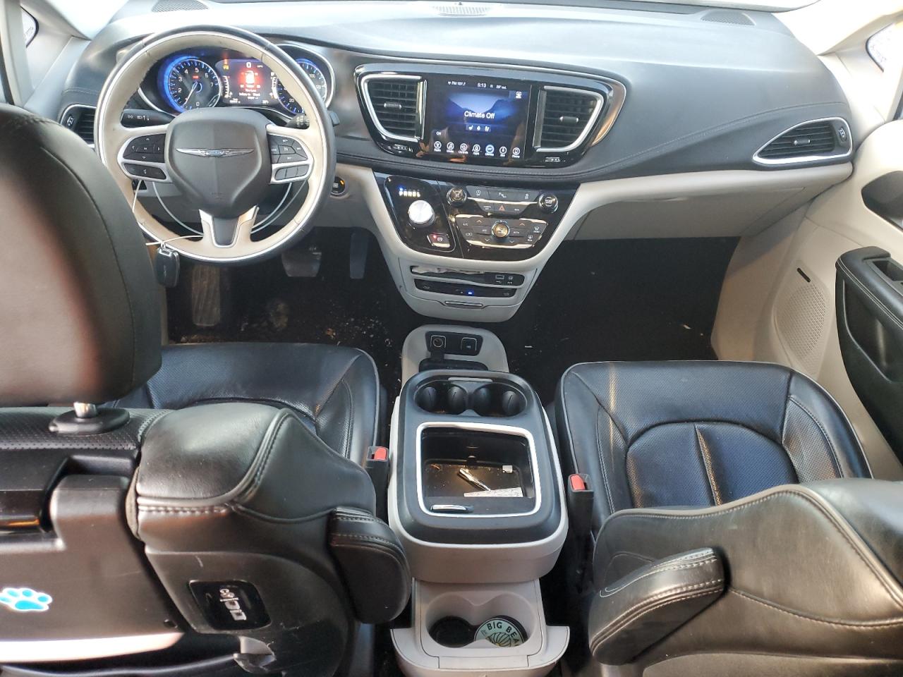 2017 Chrysler Pacifica - Image 8