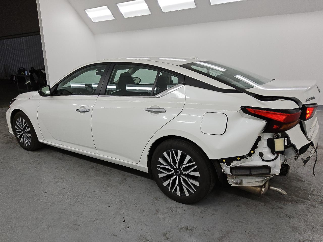 2024 Nissan Altima - Image 2