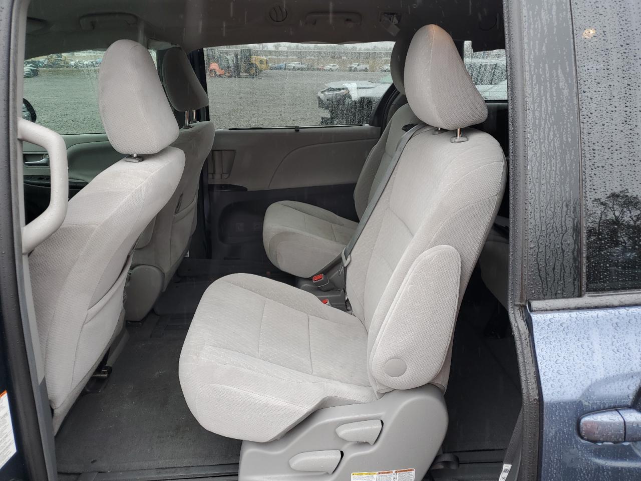 2017 Toyota Sienna - Image 11