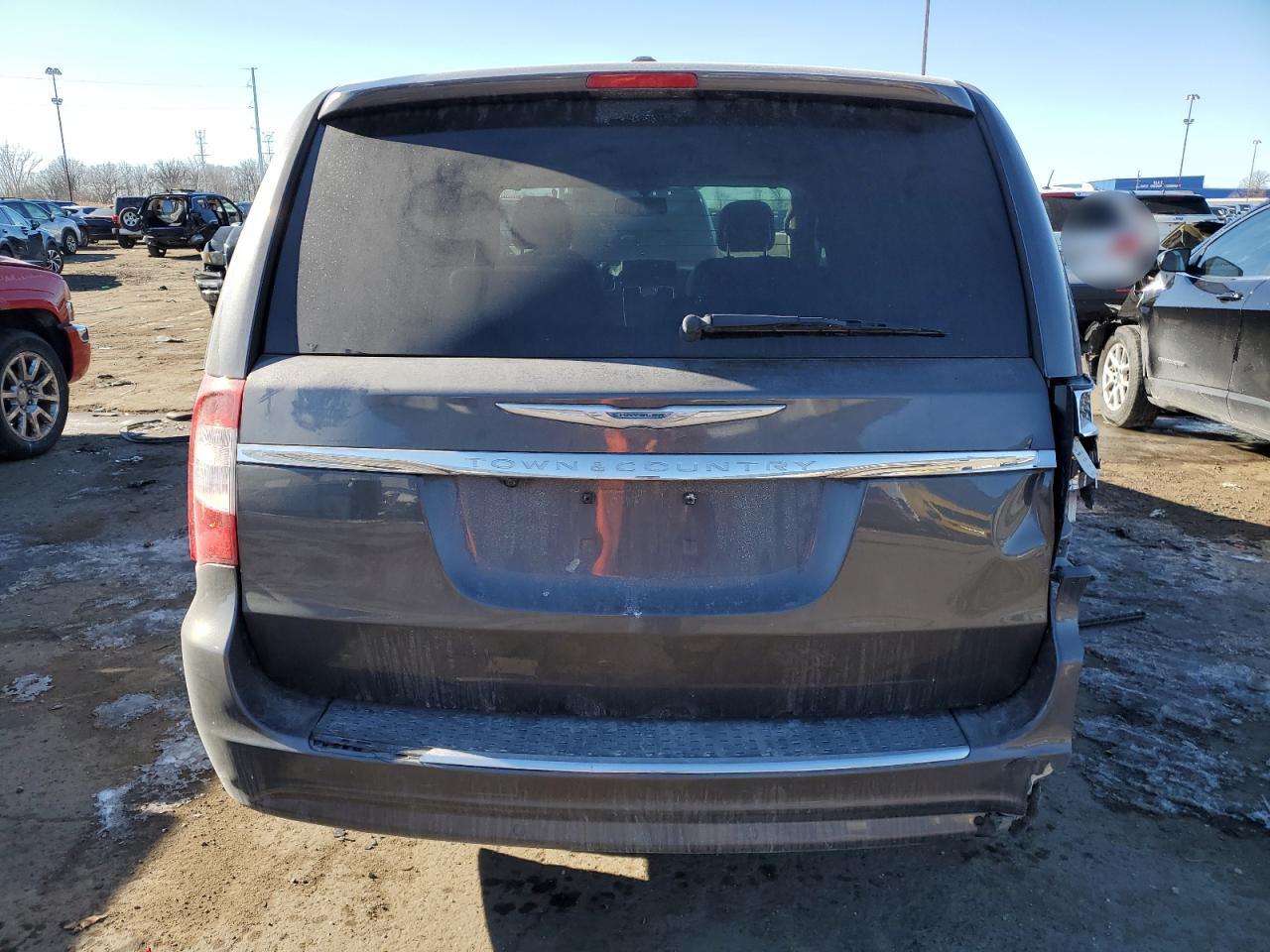 2016 Chrysler Town & Country - Image 6