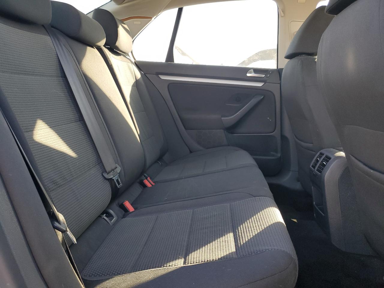 2010 Volkswagen Jetta - Image 10