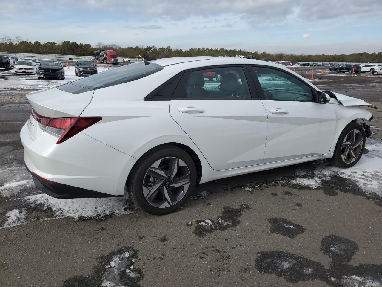 2023 Hyundai Elantra - Image 3