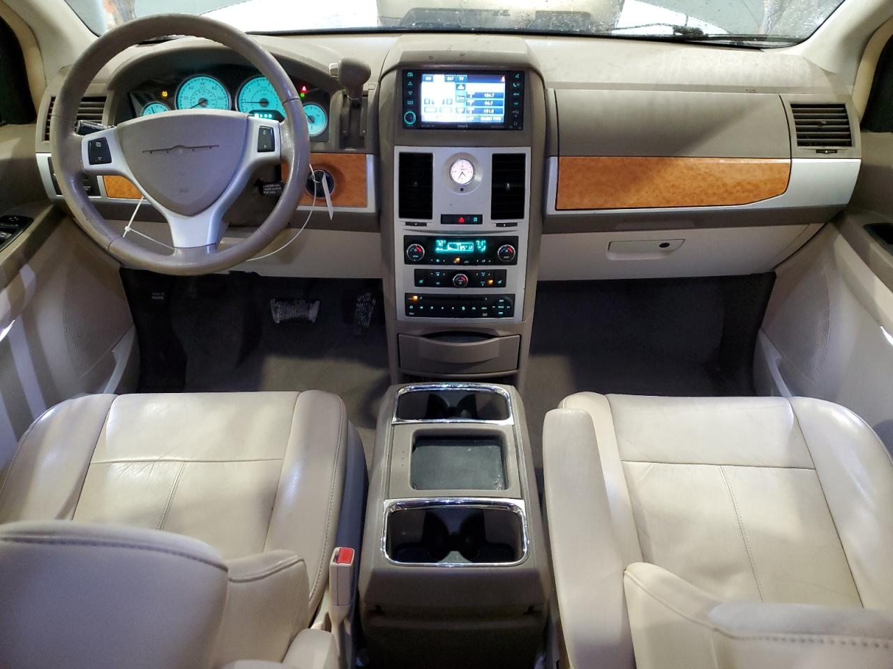 2010 Chrysler Town & Country - Image 8