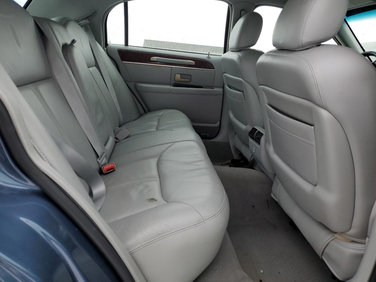 2005 Lincoln Town Car - Image 10