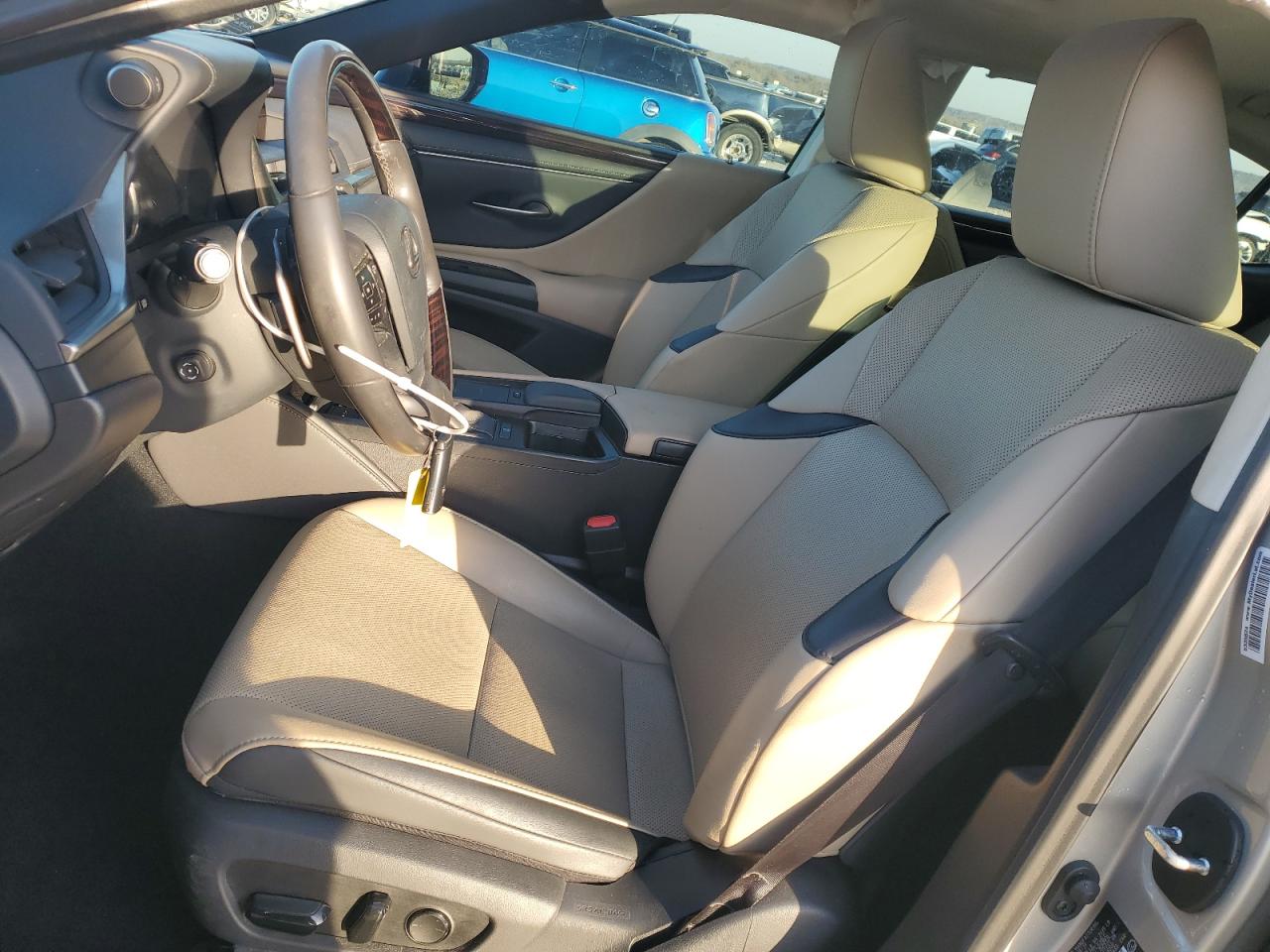 2020 Lexus ES - Image 7