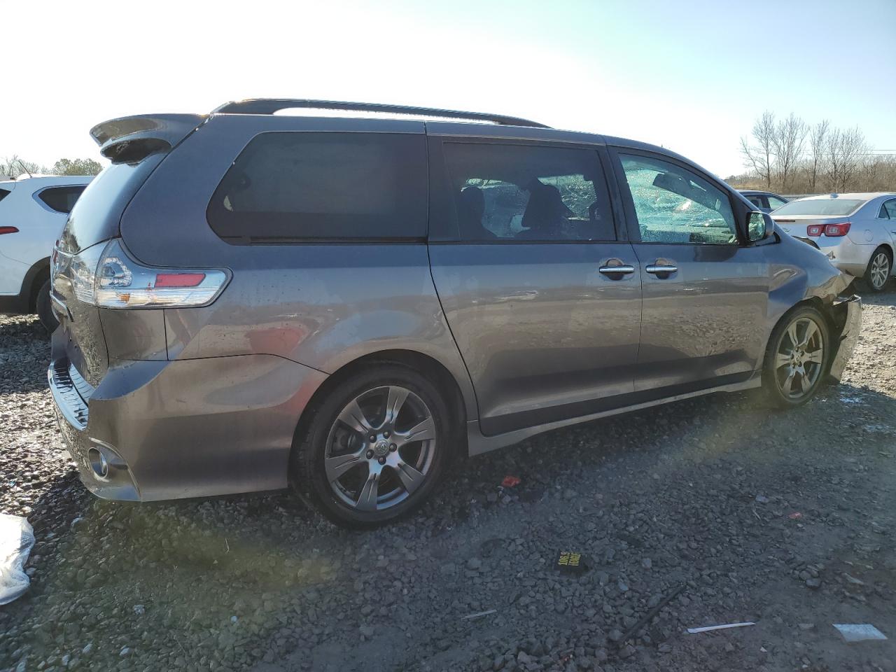 2017 Toyota Sienna - Image 3