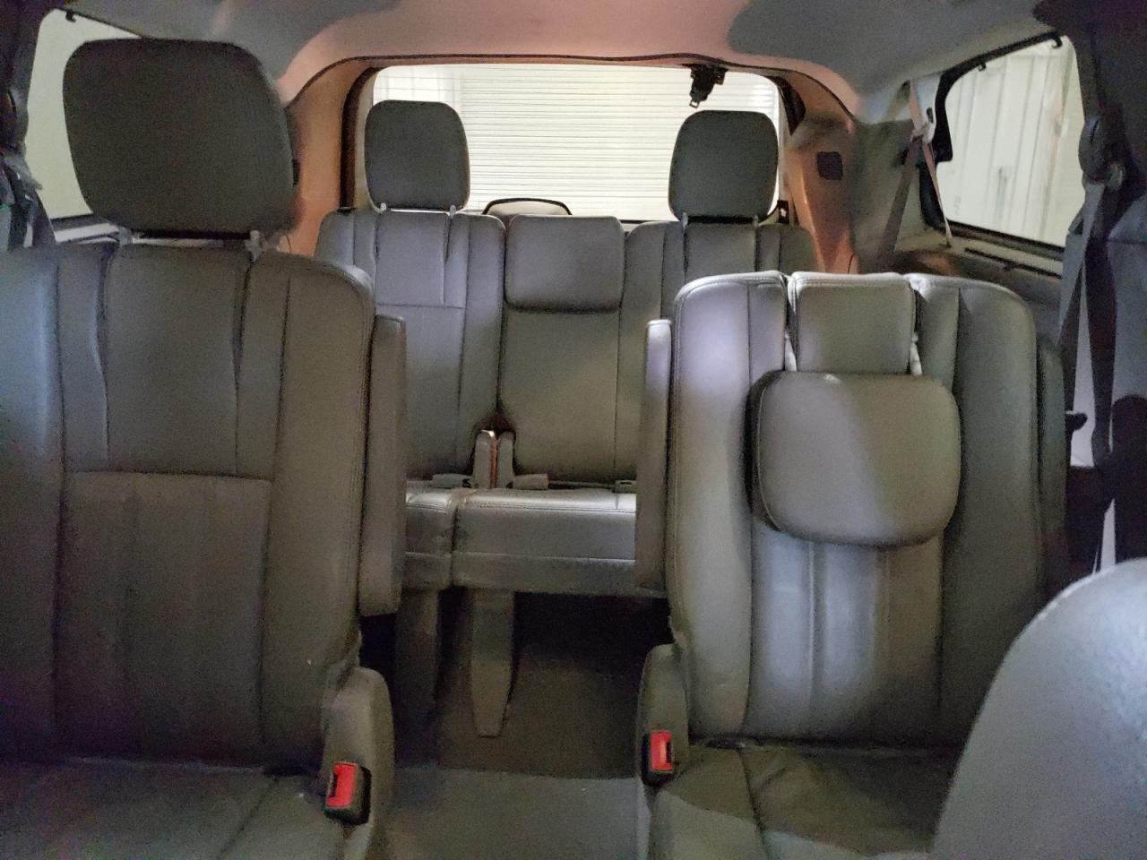 2014 Chrysler Town & Country - Image 10