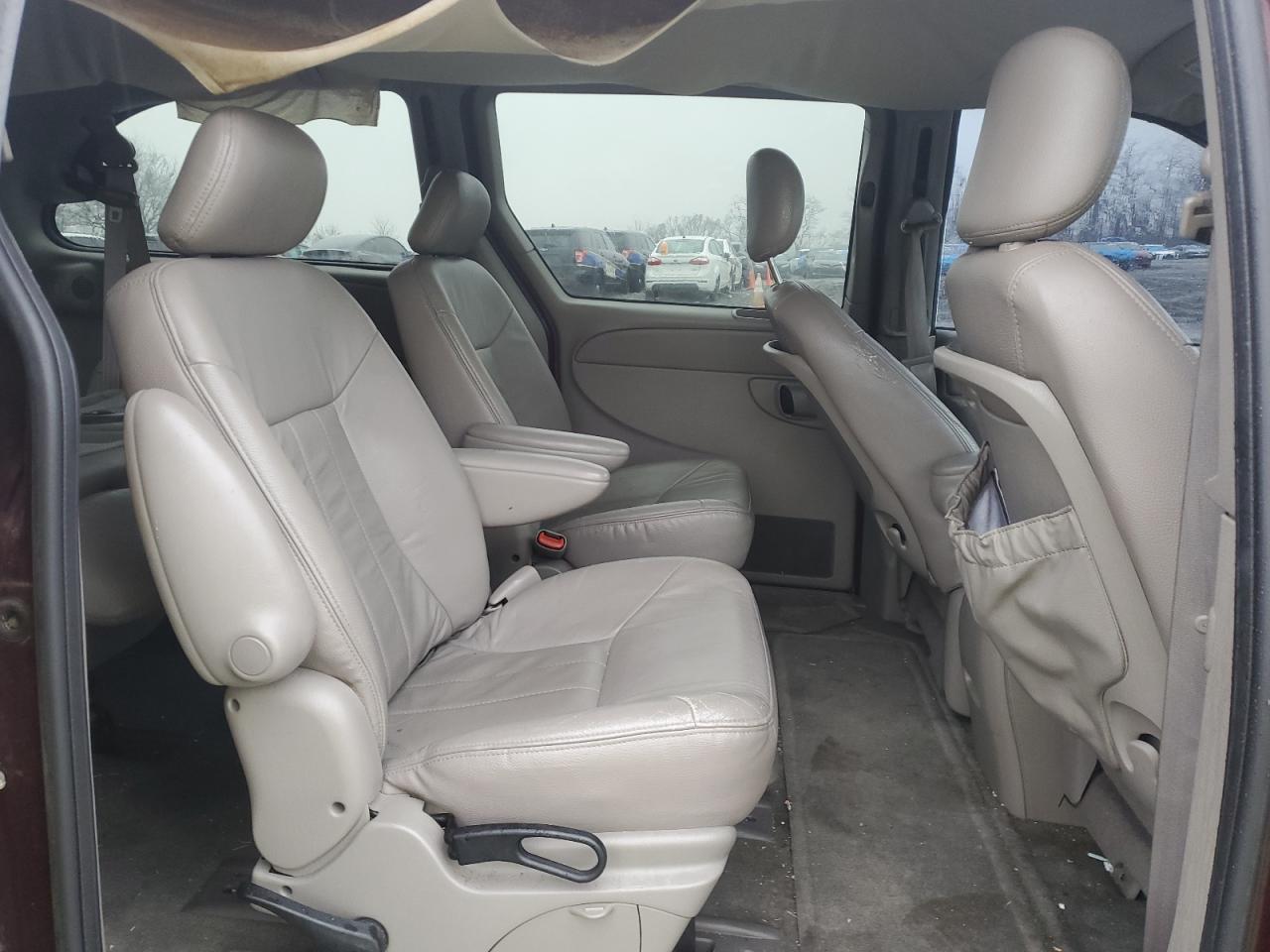 2002 Chrysler Town & Country - Image 11