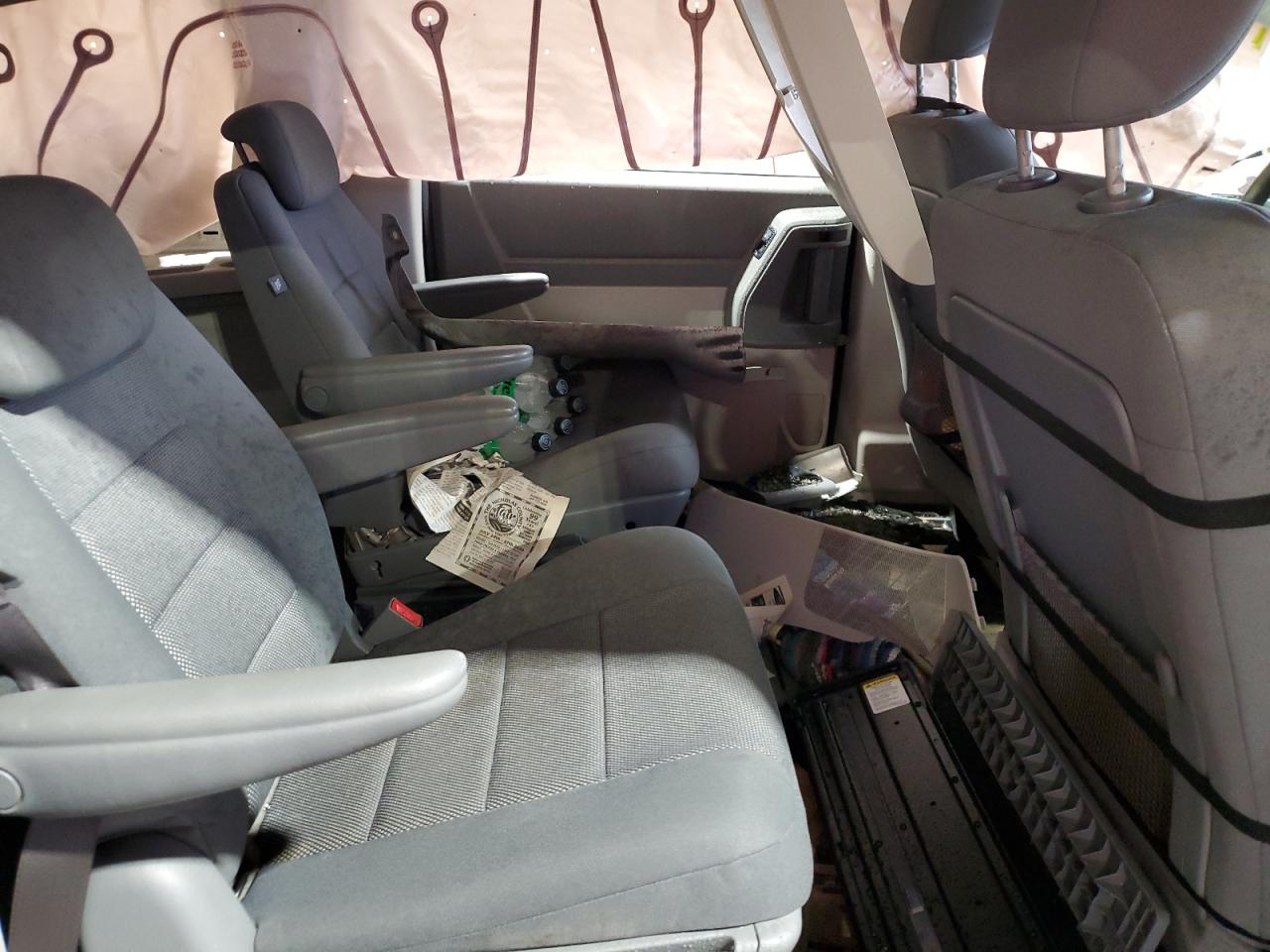 2009 Dodge Caravan - Image 11