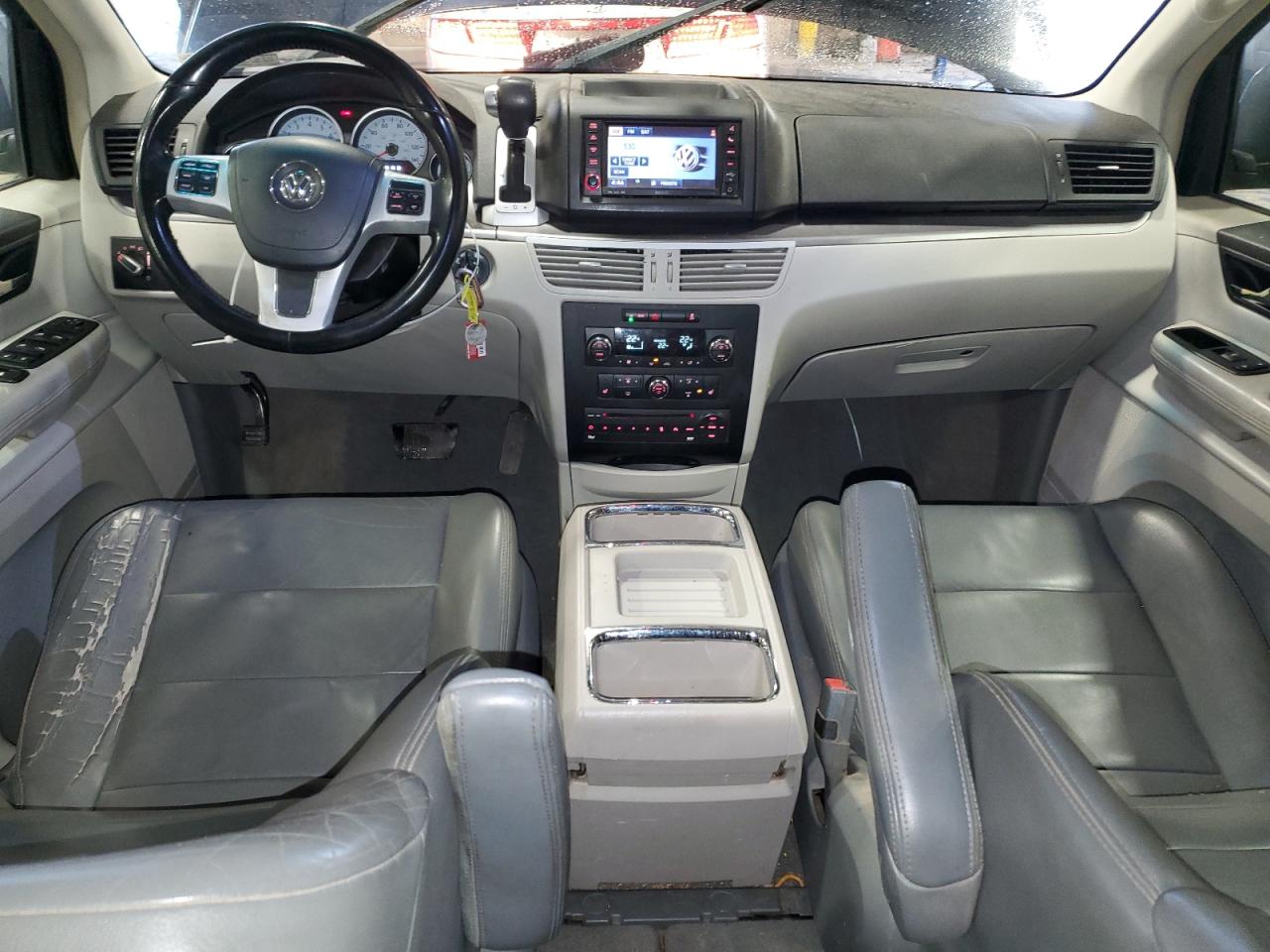 2011 Volkswagen Routan - Image 8