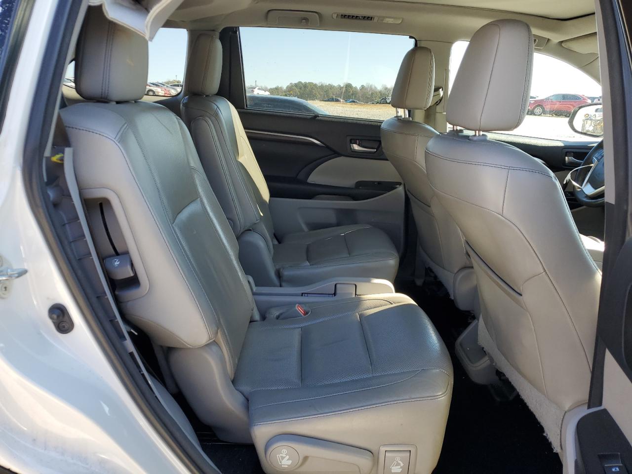 2015 Toyota Highlander - Image 11