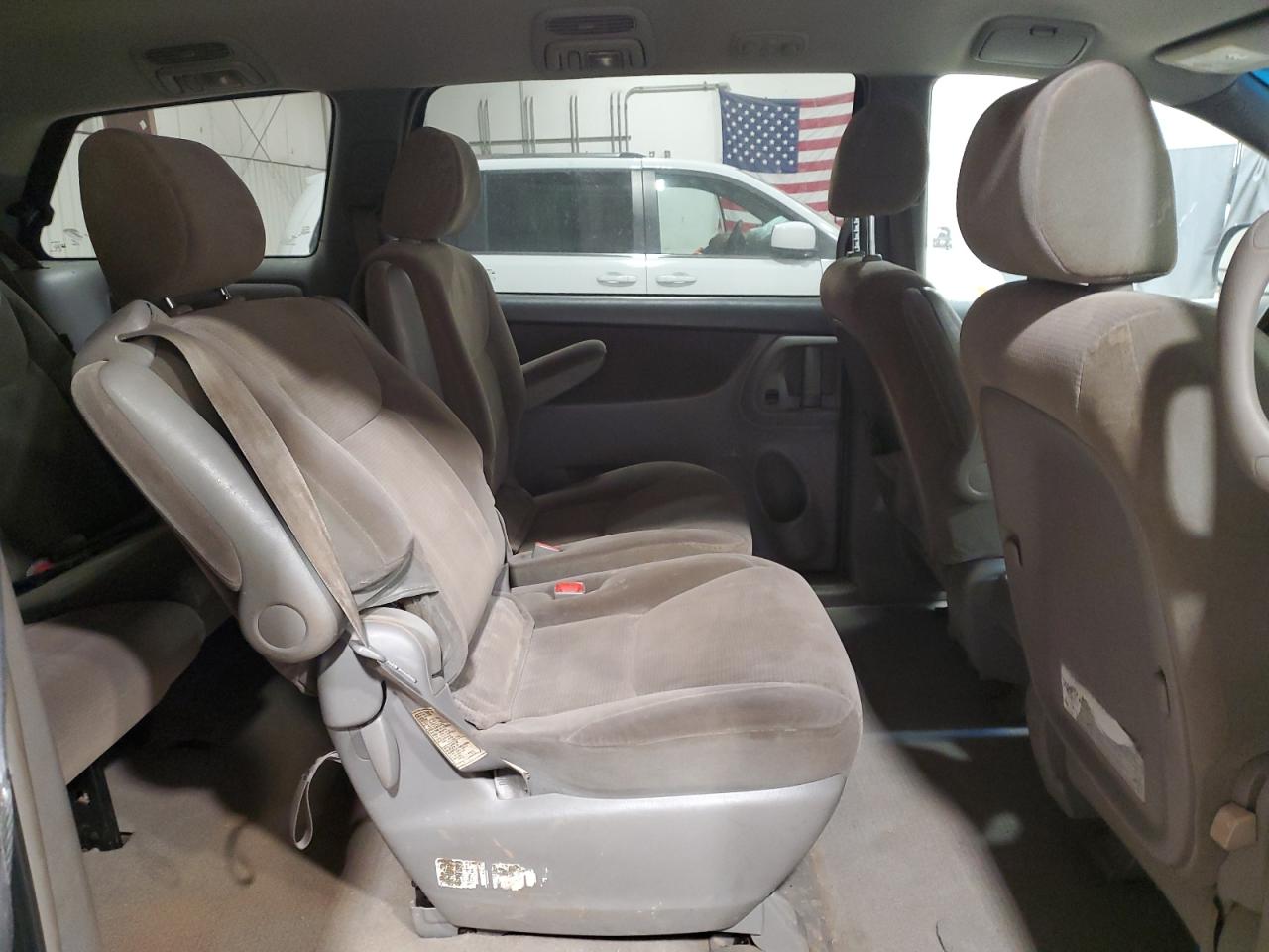 2004 Toyota Sienna - Image 11