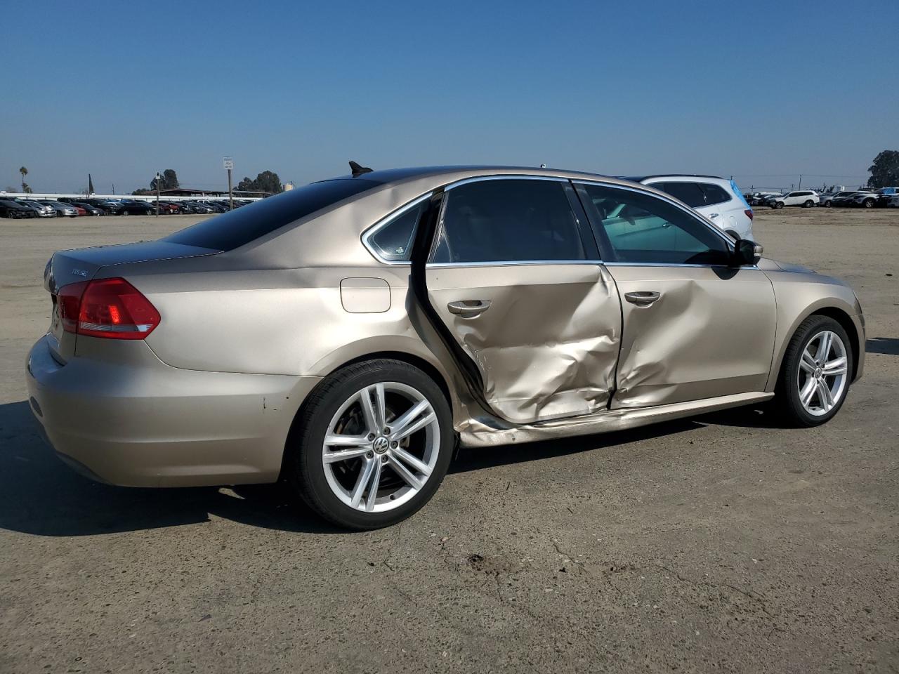 2015 Volkswagen Passat - Image 3