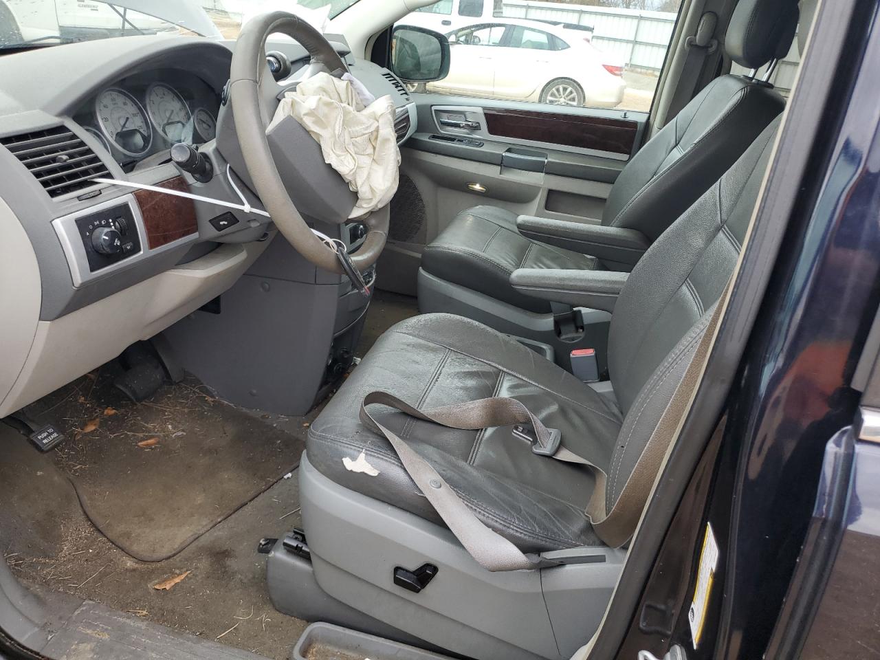 2010 Chrysler Town & Country - Image 7