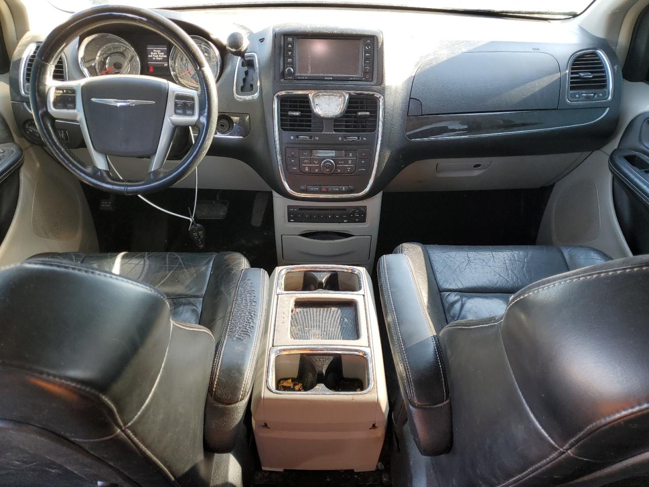 2013 Chrysler Town & Country - Image 8