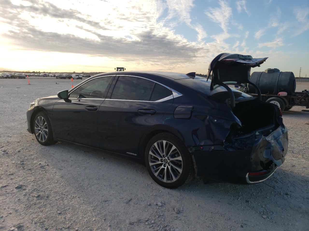 2020 Lexus ES - Image 2