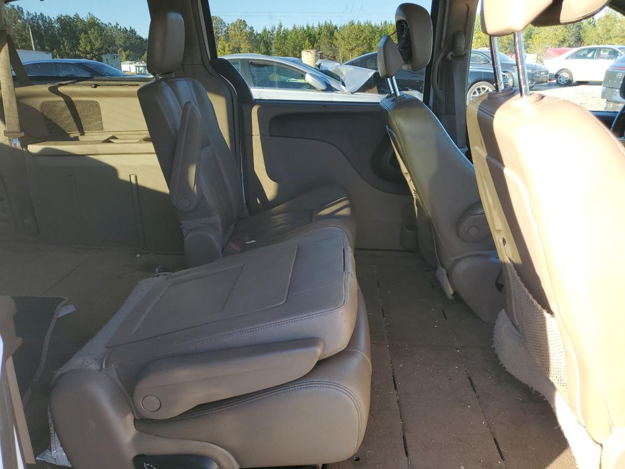 2014 Chrysler Town & Country - Image 10