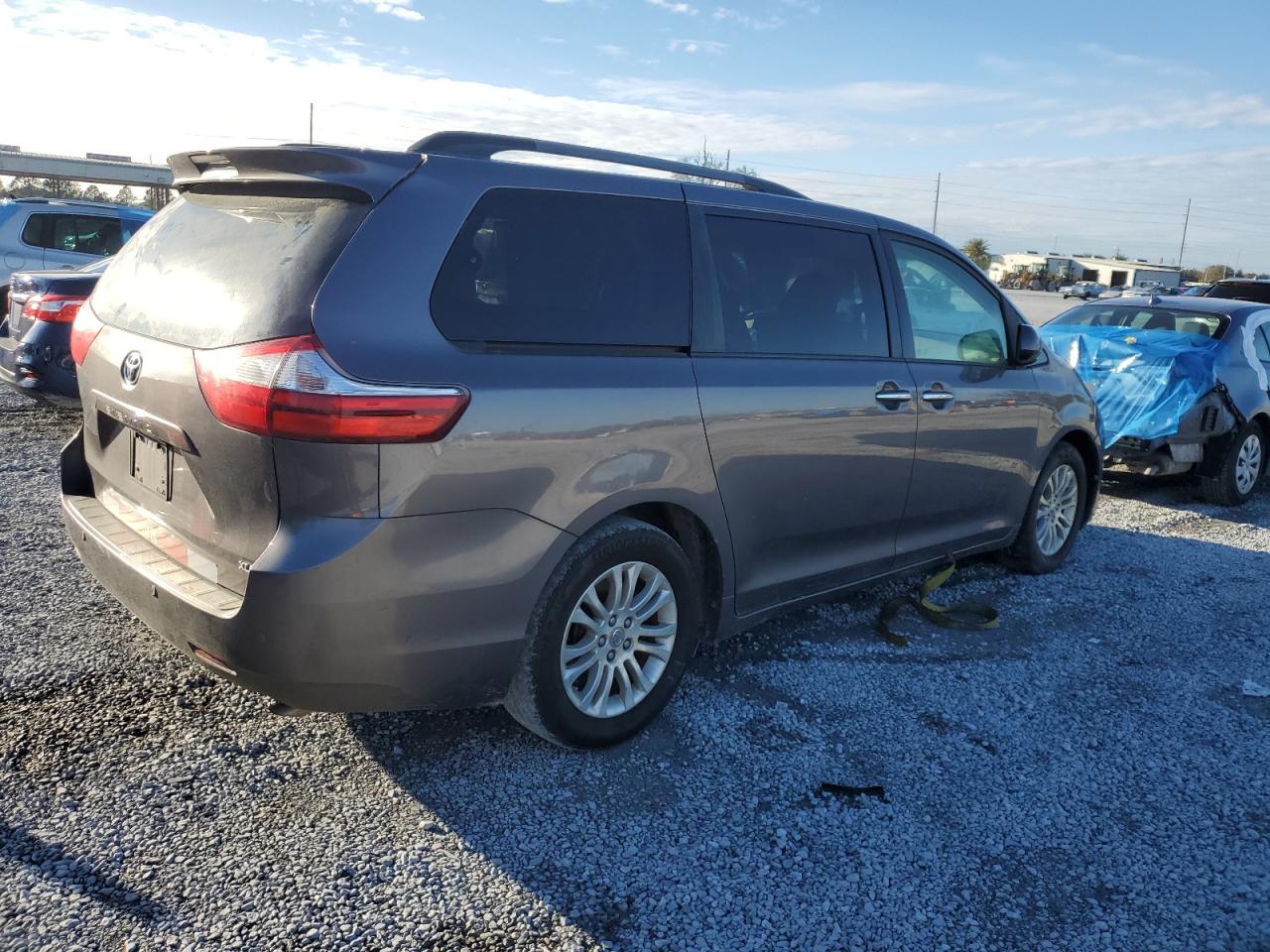 2015 Toyota Sienna - Image 3
