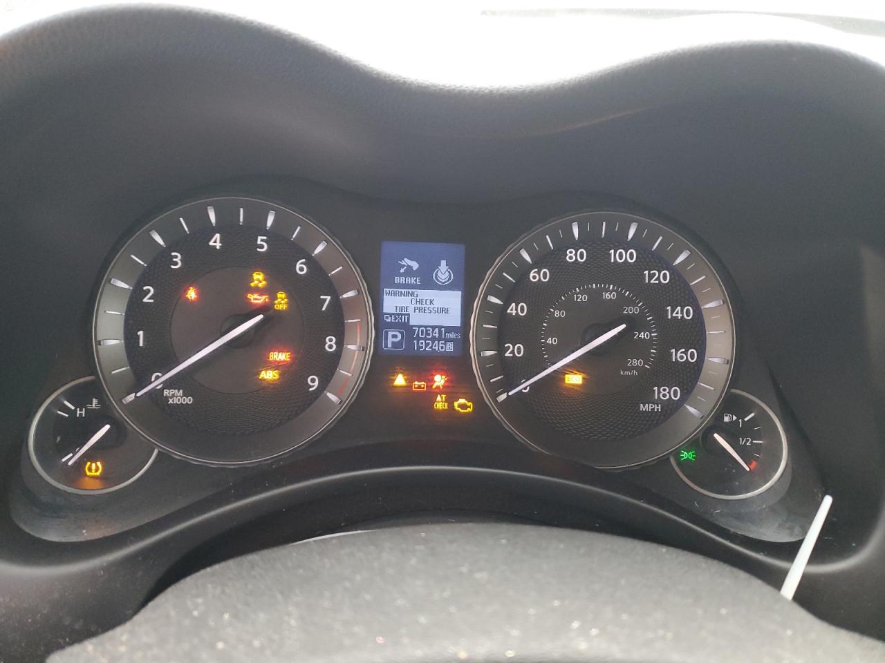 2017 Infiniti Q70 - Image 9