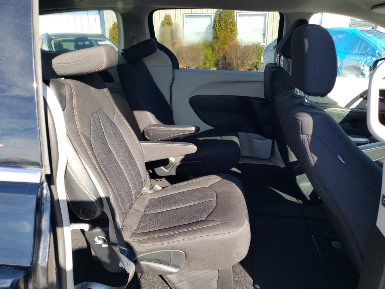 2017 Chrysler Pacifica - Image 11