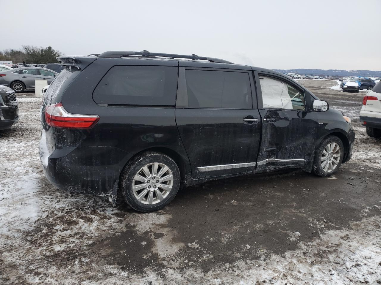 2017 Toyota Sienna - Image 3