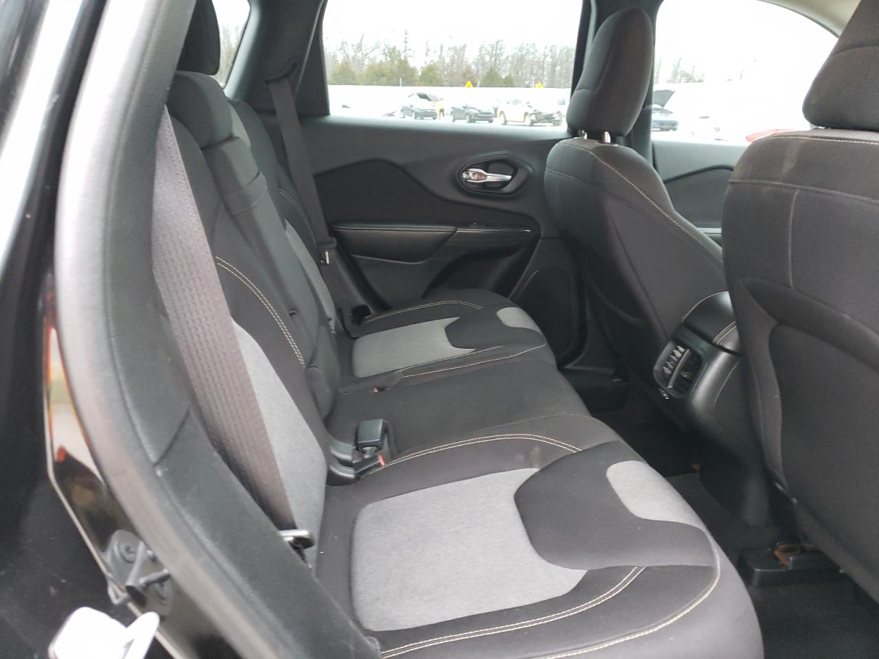 2015 Jeep Grand Cherokee - Image 10