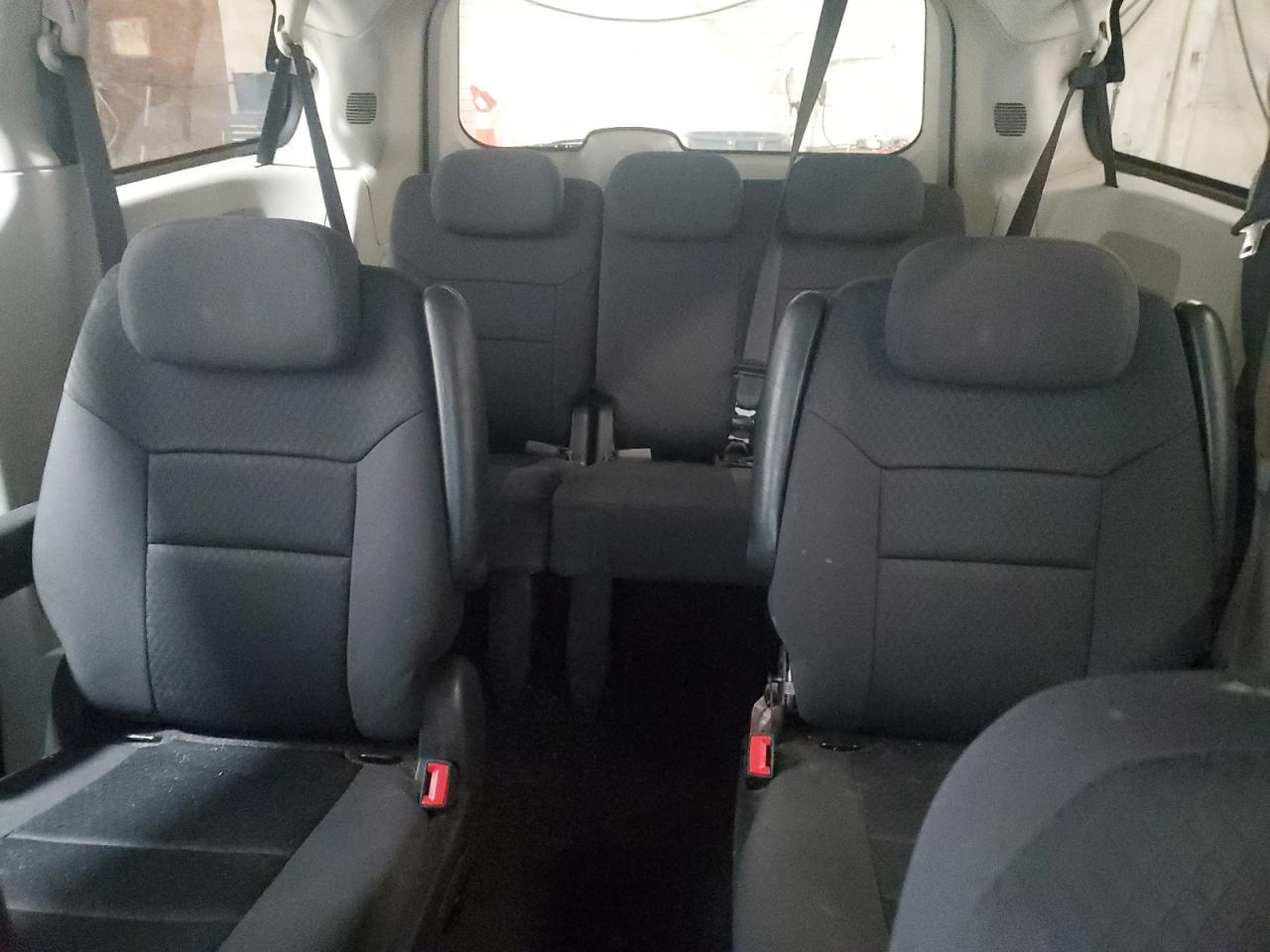 2010 Dodge Caravan - Image 10