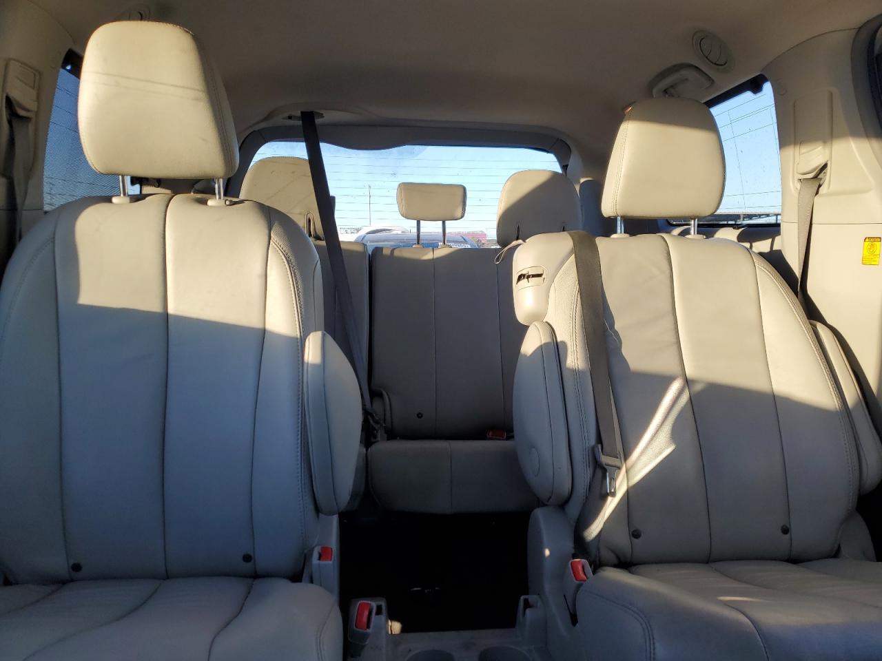 2013 Toyota Sienna - Image 10