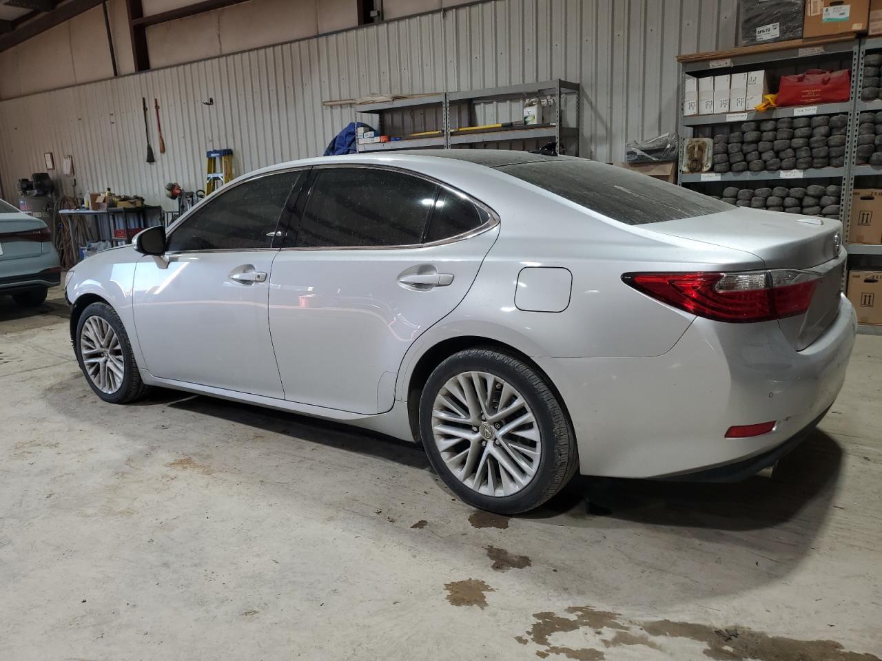 2015 Lexus ES - Image 2