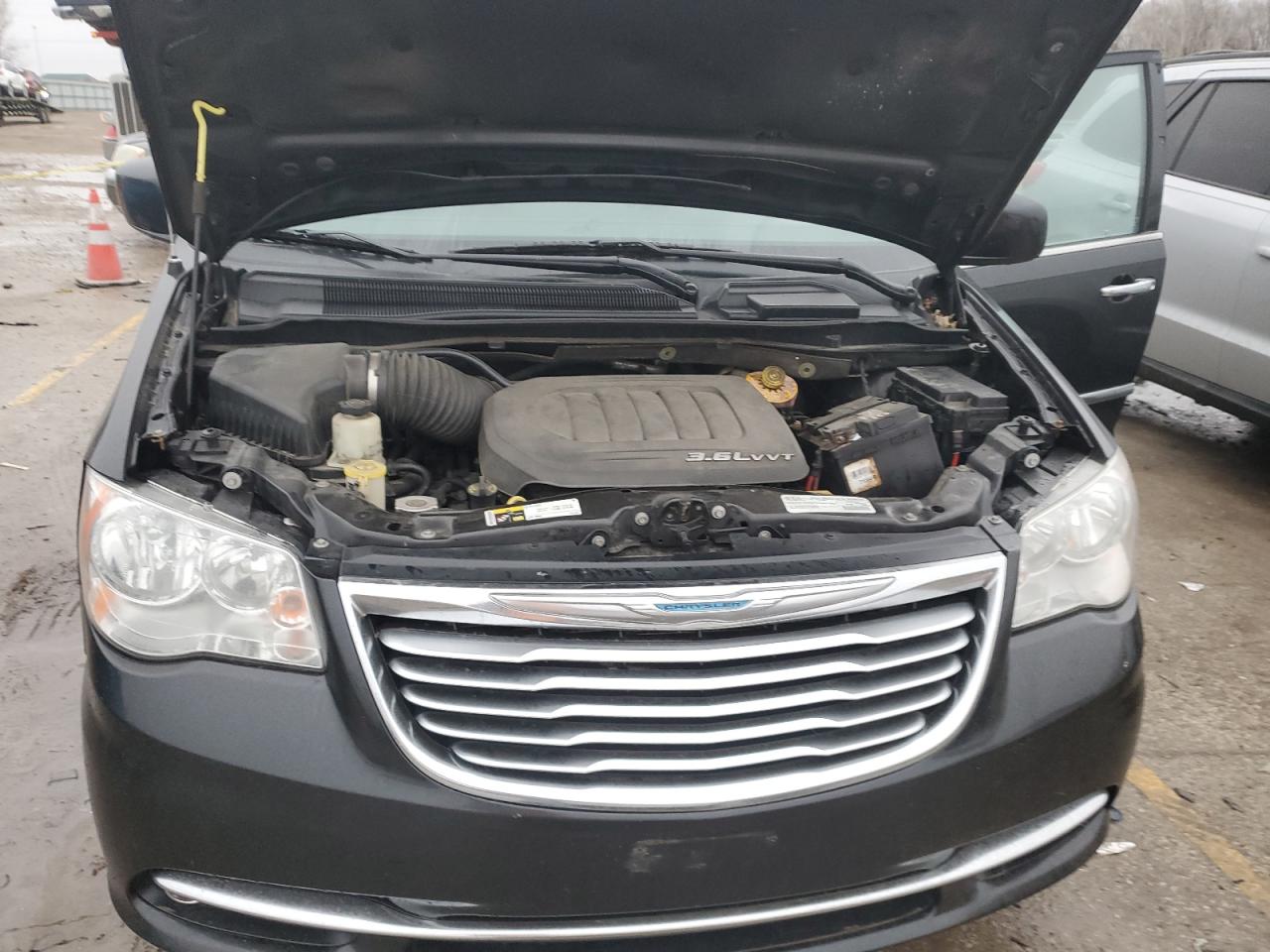 2015 Chrysler Town & Country - Image 11