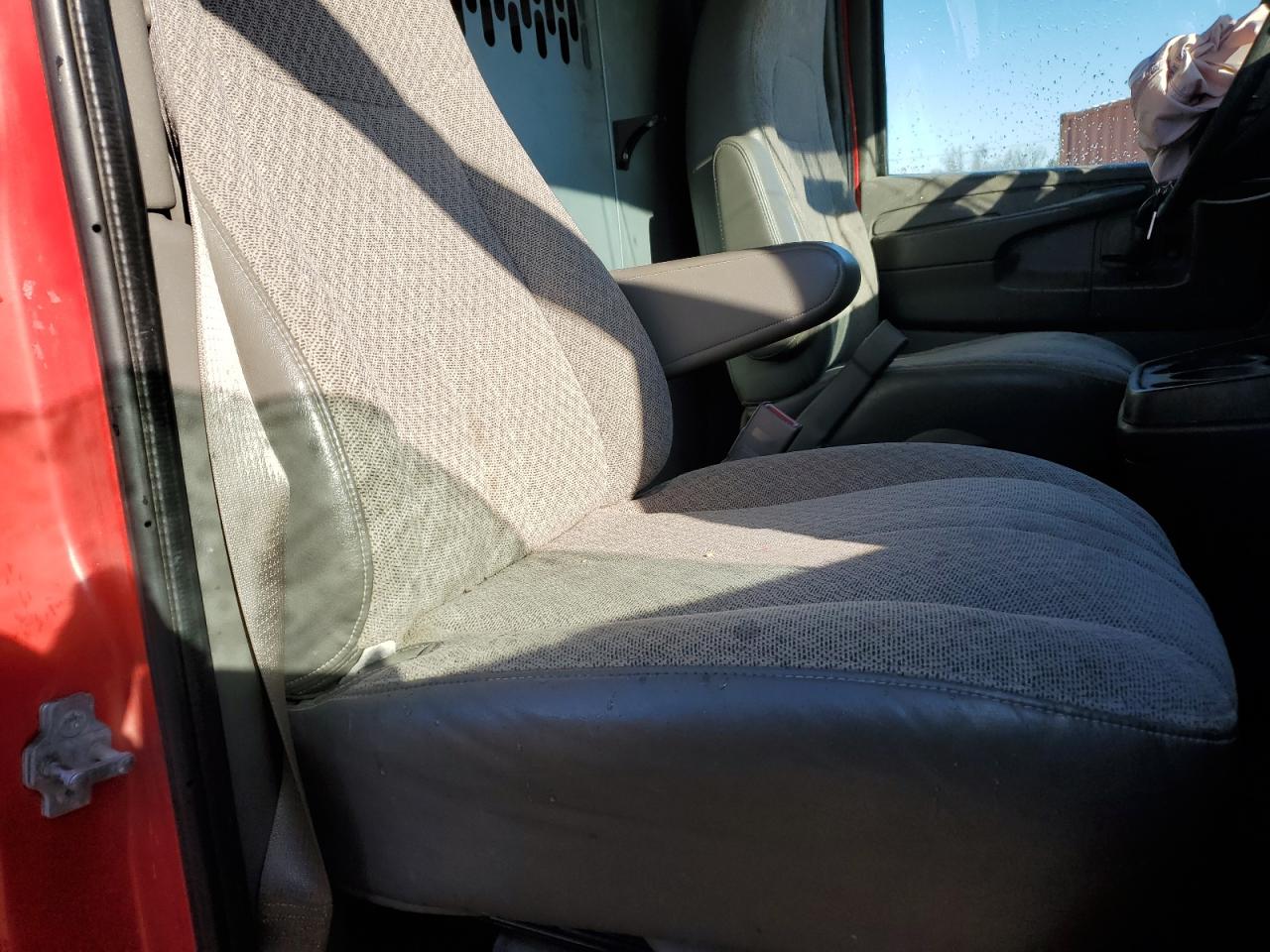 2015 Chevrolet Express - Image 10