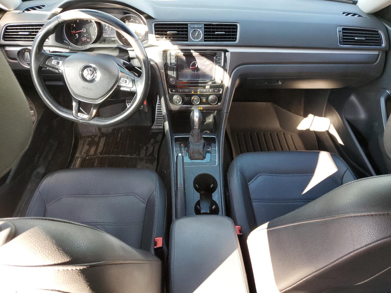 2017 Volkswagen Passat - Image 8