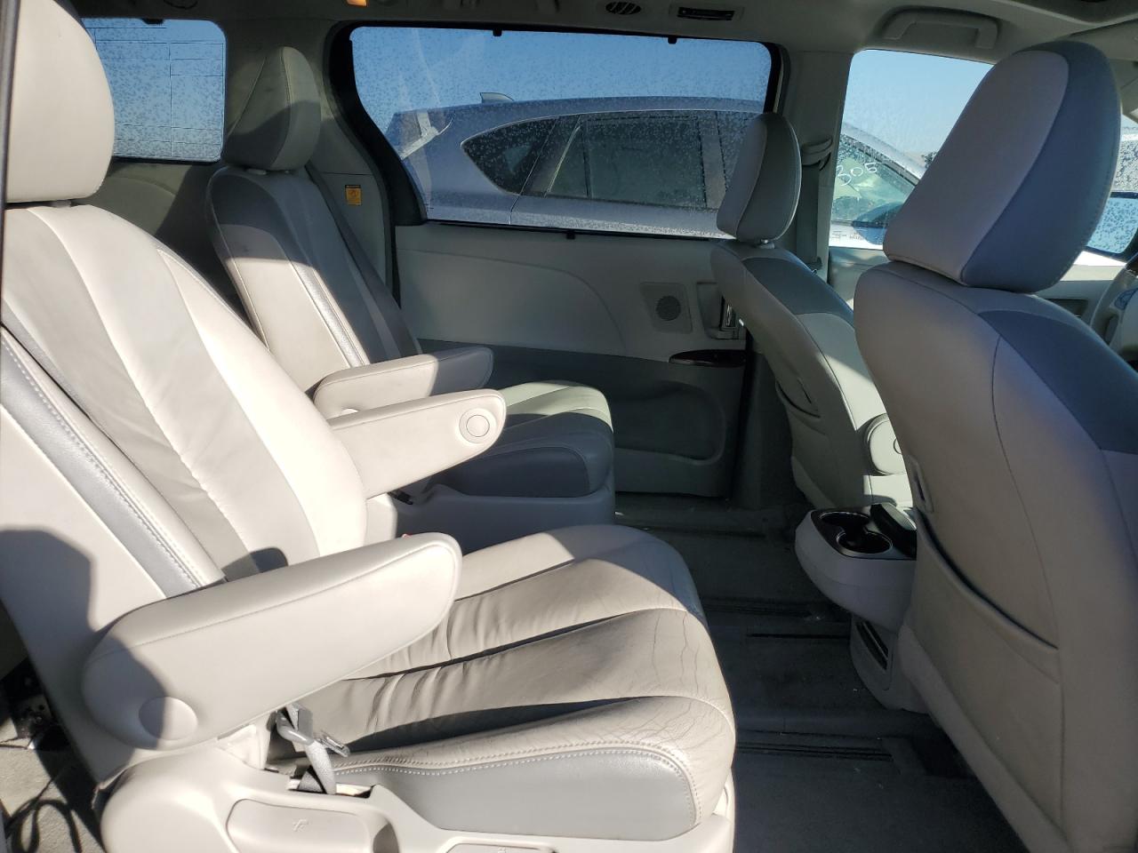 2012 Toyota Sienna - Image 11