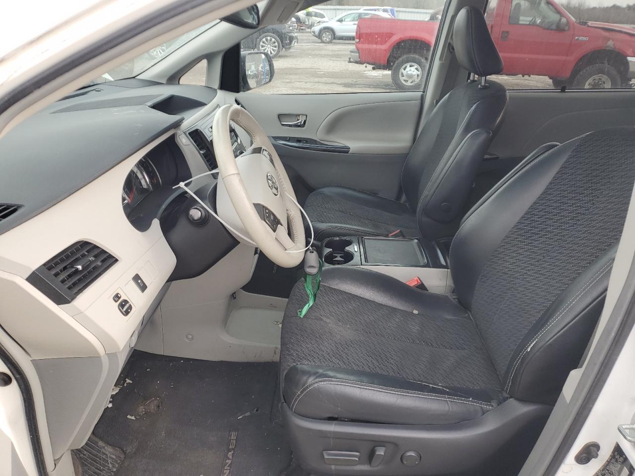 2012 Toyota Sienna - Image 7