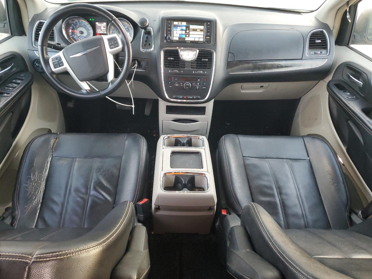 2014 Chrysler Town & Country - Image 8